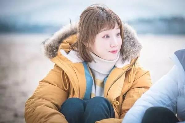 杜海涛牵手沈梦辰逛街,发量稀疏脸长黄斑状态好差,与美妻像隔辈